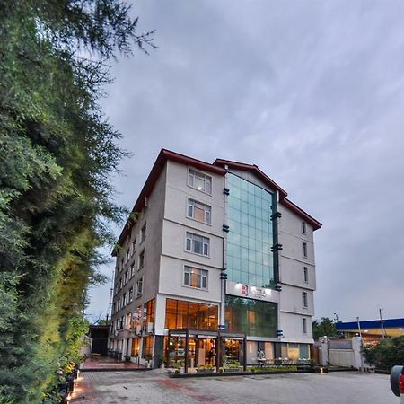 Batra Hotels And Residences Srīnagar Exterior foto