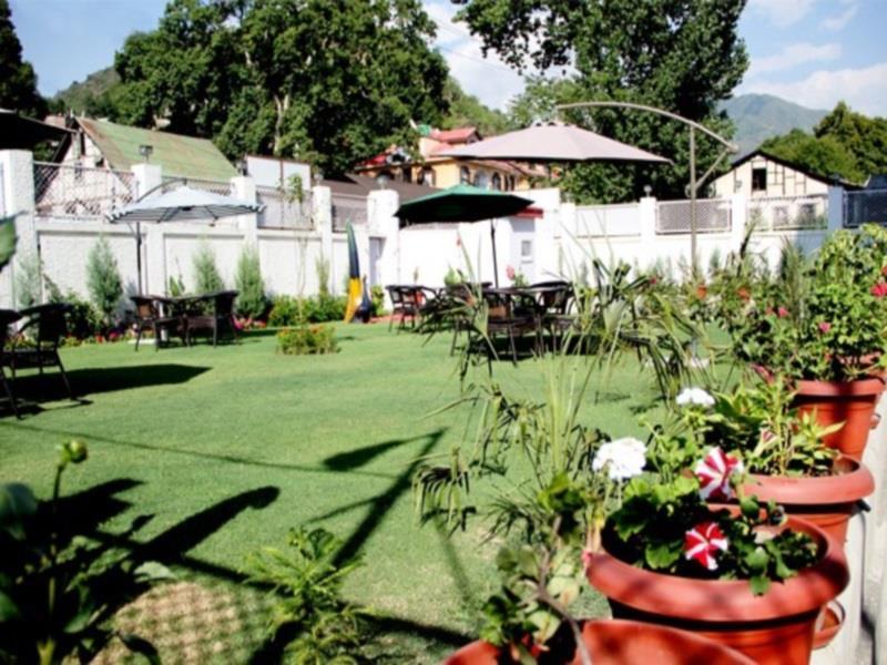 Batra Hotels And Residences Srīnagar Exterior foto