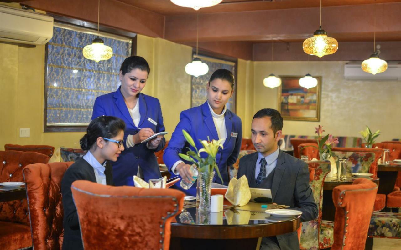 Batra Hotels And Residences Srīnagar Exterior foto